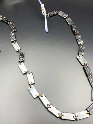 WhatsApp Image 2025-08-14 at 11.24.20 PM (1) سلسلة نظارات بلاستيك أسود رخامي بفواصل نحاسية – فخامة وأناقة بلا حدود