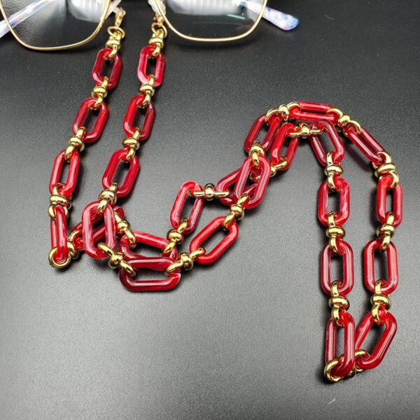 سلسلة نظارات بلاستيك أحمر مع فواصل ذهبية – أناقة تلفت الأنظار