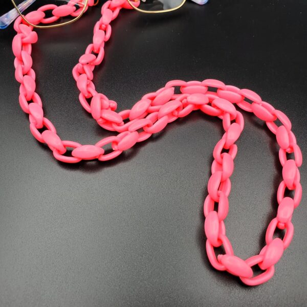 سلسلة نظارات بلاستيك وردى – أناقة ناعمة ولمسة عصرية