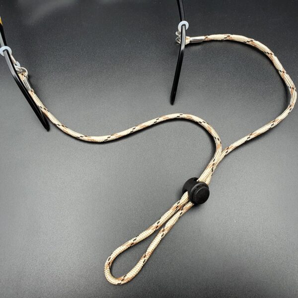 WhatsApp Image 2025-08-15 at 12.00.34 AM (1) سلسلة نظارات قماش بيج بخطوط بنية وسوداء – عملية وأنيقة